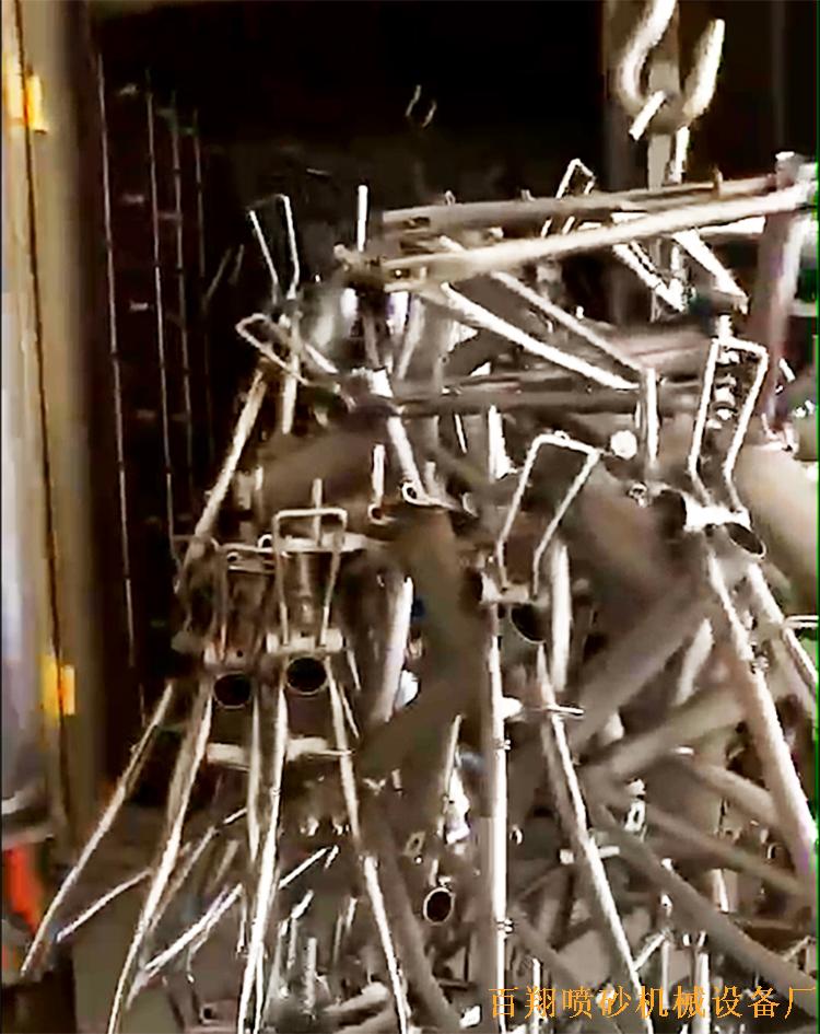 吊钩抛丸机加工车架.jpg