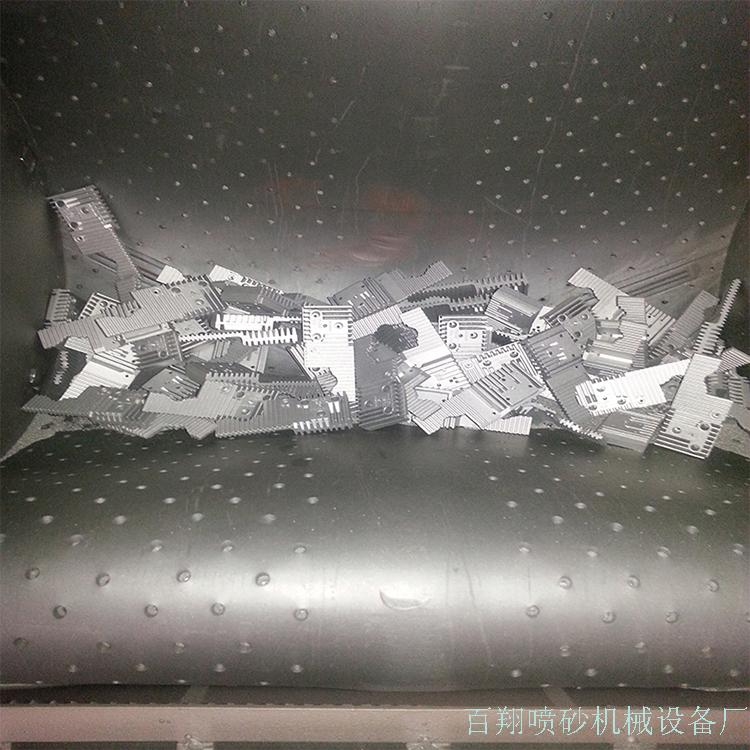 履带式抛丸机加工合金产品.jpg