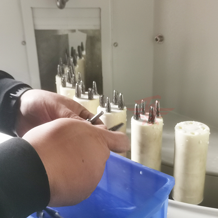 钻头湿式喷砂.jpg